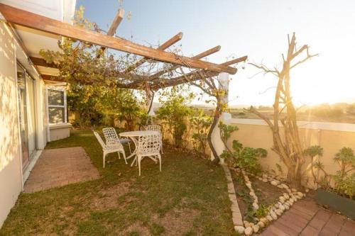 3 Bedroom part house in the scenic Durbanville wine lands area holiday facility - image 10