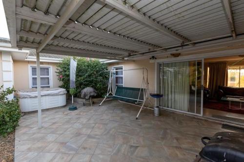 3 Bedroom part house in the scenic Durbanville wine lands area holiday facility - image 13