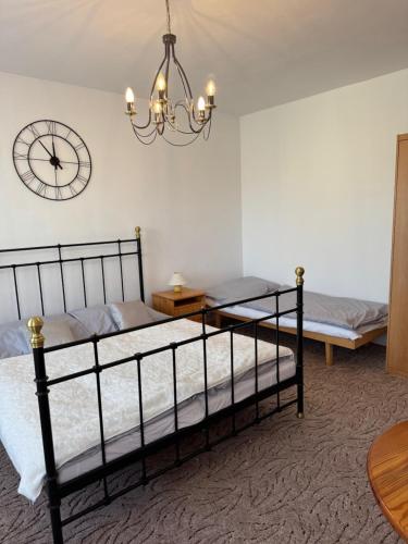 1 queen bed, 1 twin bed