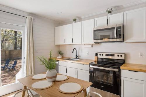Southern Charm with Hot Tub 10 min from Downtown! in Charleston, USA