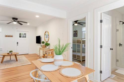 Southern Charm with Hot Tub 10 min from Downtown! in Charleston, USA