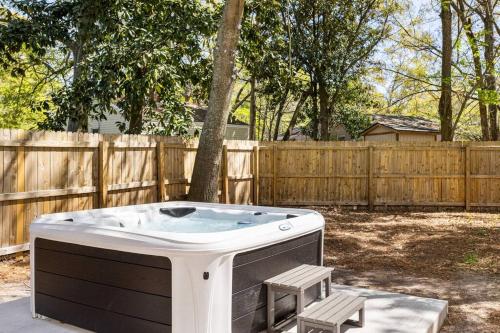 Southern Charm with Hot Tub 10 min from Downtown! in Charleston, USA