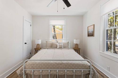 Southern Charm with Hot Tub 10 min from Downtown! in Charleston, USA