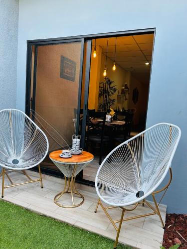 Bambú Family House, AC, WiFi, near Metrocentro Mall