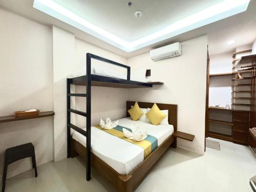 1 double bed, 1 twin bed