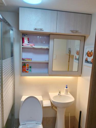 Bagno, Stanford Suites 2 Condo Hotel in Silang