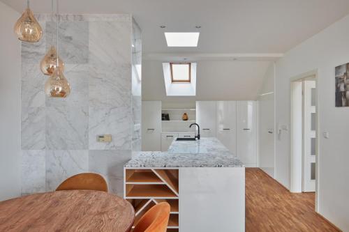 Prague Days - Deluxe Loft with View in Vinohrady - image 4