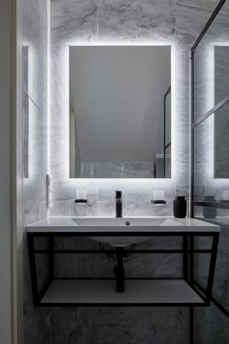Prague Days - Deluxe Loft with View in Vinohrady - image 5