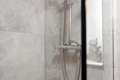 Cozy Cardiff City Centre Apartment - Tap to explore photos