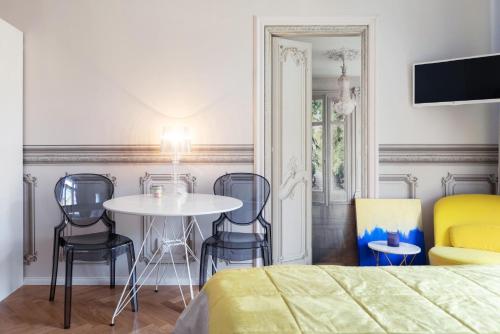 Studio Apartment with Balcony image 10
