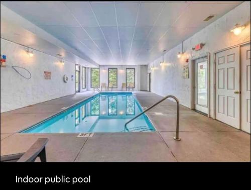Condo with pool near Dollywood in Pigeon Forge, USA