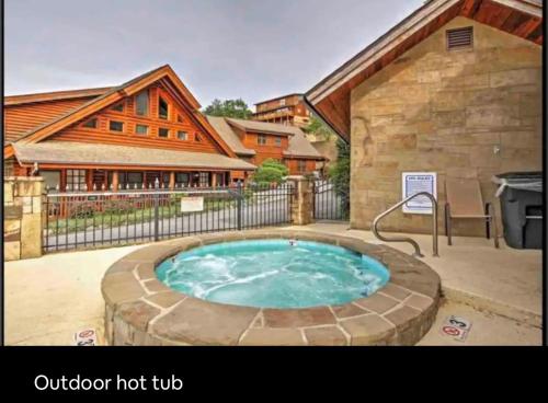 Condo with pool near Dollywood in Pigeon Forge, USA