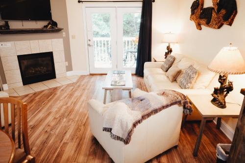 Condo with pool near Dollywood in Pigeon Forge, USA