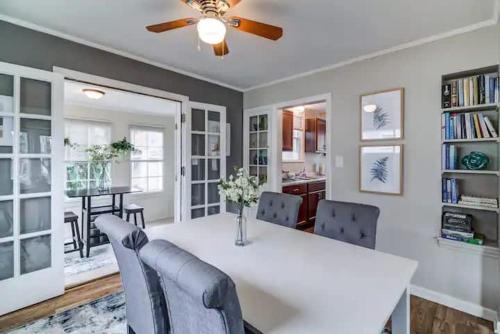 Big Blue Dog - Pet Friendly - Big Yard in Euclid, USA