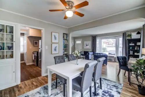 Big Blue Dog - Pet Friendly - Big Yard in Euclid, USA
