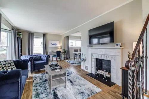 Big Blue Dog - Pet Friendly - Big Yard in Euclid, USA