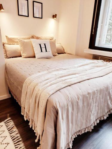 Stylish Apartment, Walk to Nivy Center, Bratislava