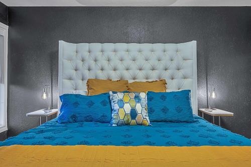 New-The Mod Poppy Large home 10 minutes from it all - image 2