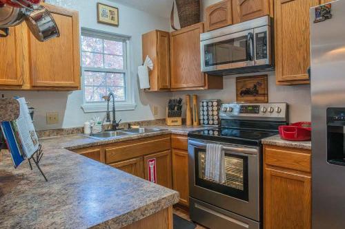 NEW LISTING Sasquatch Lodge F in Gatlinburg, USA
