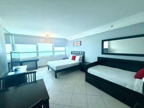 Castle 732 Ocean View with pool, tennis, beach access, FREE parking in Miami Beach, USA