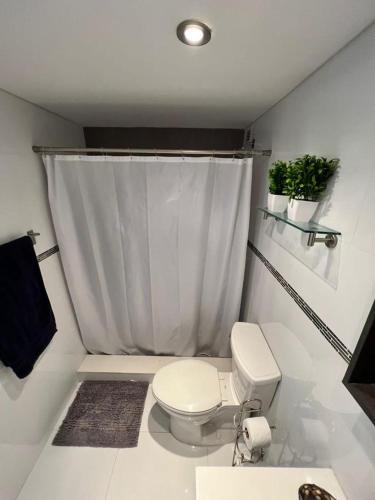 Castle 732 Ocean View with pool, tennis, beach access, FREE parking in Miami Beach, USA