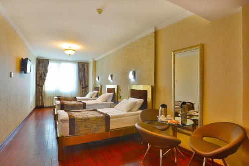 Standard Triple Room image 2