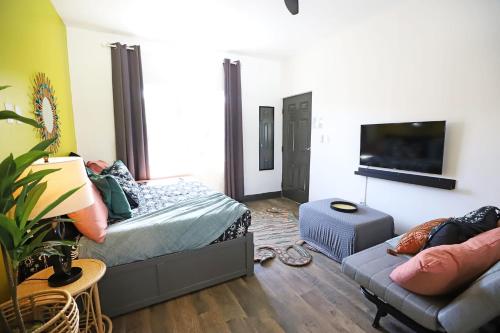 North Beach Steps to Sea Miami Apartment with Free Parking Family and Pet Friendly in Miami Beach, USA