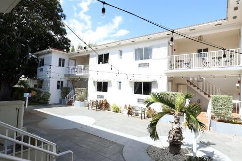 Miami Beach Apartment with Private Patio Free Parking Family Friendly No Pet Fee in Miami Beach, USA
