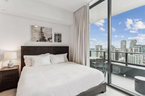 Lux 48th Floor Condo, Water views, Pool, Gym and Spa
