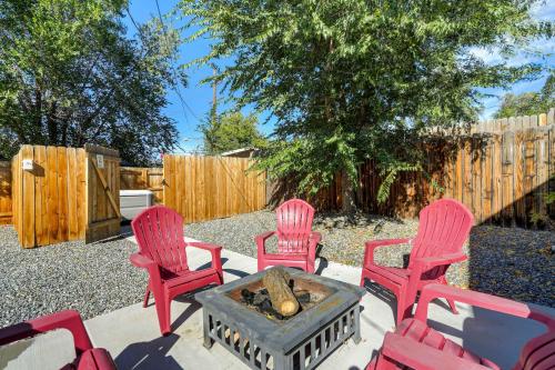 Bonny Adventure Downtown w Hot Tub & Fire Pit in Colorado Springs, USA