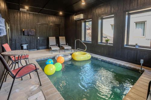 Family Cabin with Pool - Gym - Hot Tub - Game Room in Pigeon Forge, USA