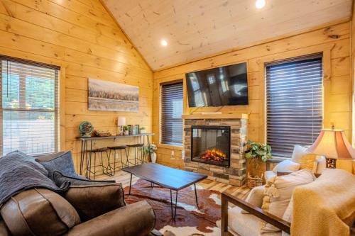 2BR Cozy Cabin in Smoky Mountains with Hot Tub in Pigeon Forge, USA