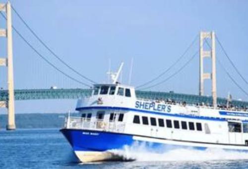 3-Min Walk Ferry, Free Wi-Fi,Free Spacious Parking in Saint Ignace, USA