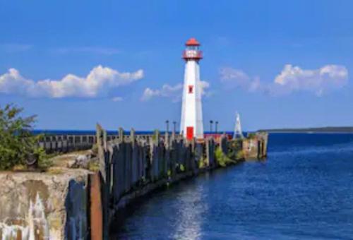 3-Min Walk Ferry, Free Wi-Fi,Free Spacious Parking in Saint Ignace, USA