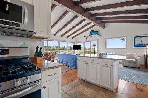 16612 - Stunning Home with Wraparound Deck Views of Bucks Creek and Nantucket Sound, Chatham (Foto 8)