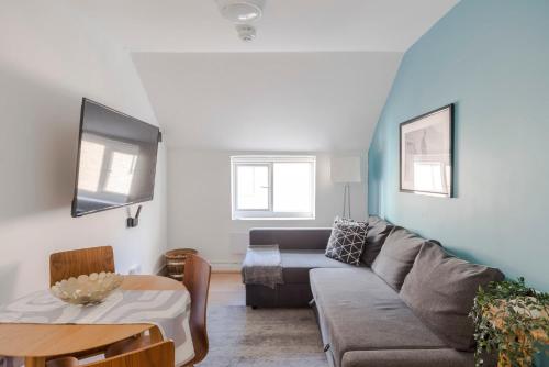 Quiet Mews 1-Bed - Fitzrovia - Sleeps 4, Лондон