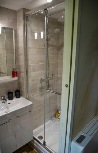 Shower, Espace Spirituel in Saint-Sulpice-le-Dunois