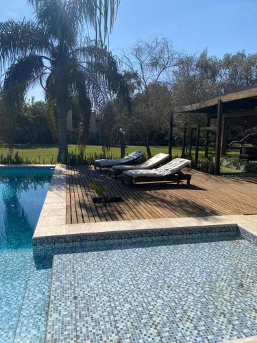 . Linda casa a metros del río Paraná con pileta