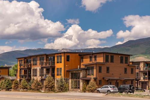 Ski Vacation Townhouse w Fireplace - Mtn Views in Silverthorne, USA