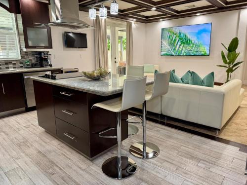 Facilities, Miami Getaway Heated Pool Villa with Mini Golf & BBQ in South Miami Heights