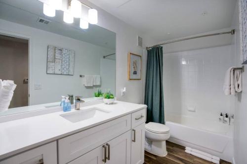 Modern 2-BR Condo near West Gate