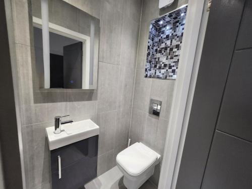 Modern 2BR London Apt Near Tube - image 6