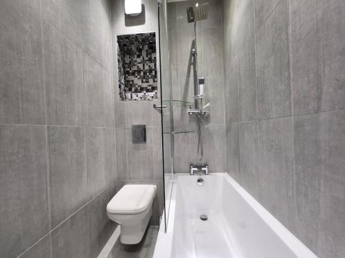 Modern 2BR London Apt Near Tube - image 4