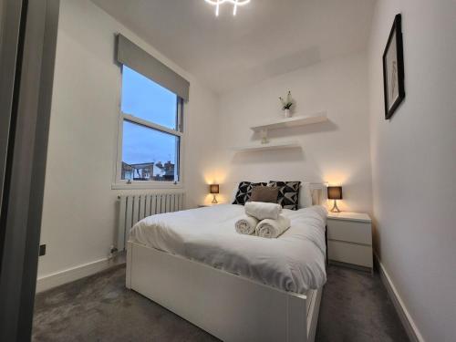 Modern 2BR London Apt Near Tube - image 8