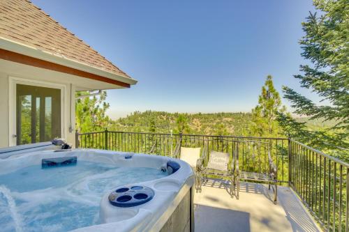 Scenic and Luxe Retreat with Hot Tub in Lake Arrowhead in Lake Arrowhead, USA