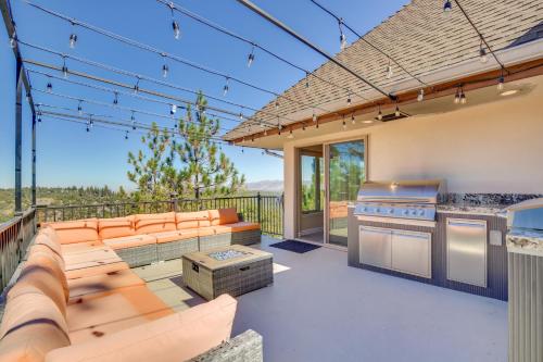 Scenic and Luxe Retreat with Hot Tub in Lake Arrowhead in Lake Arrowhead, USA