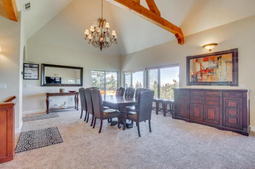Scenic and Luxe Retreat with Hot Tub in Lake Arrowhead in Lake Arrowhead, USA