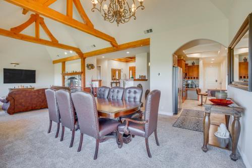 Scenic and Luxe Retreat with Hot Tub in Lake Arrowhead in Lake Arrowhead, USA