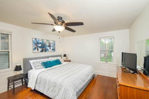 -Brick House Charm - 4 br 3 bath in Appleton, USA