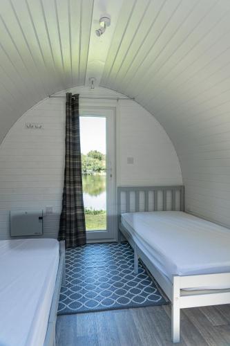 2 twin beds